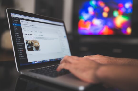 Tłumaczenia przysięgłe a tłumaczenia zwykłe – czym się różnią?